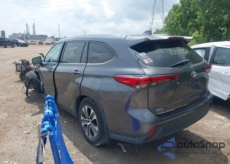 2021 Toyota Highlander Xle z USA, uszkodzony, nr VIN 5TDGZRBH8MS528707